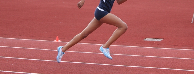 sport shoes used by athletes who run on tracks